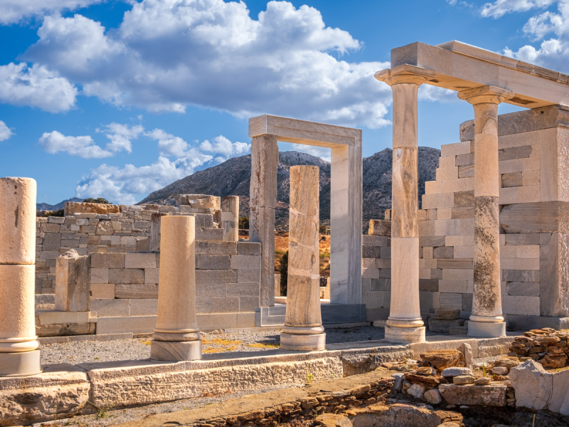 Vista panorâmica das ruínas arquitetônicas do Templo de Deméter na ilha de Naxos, Grécia
