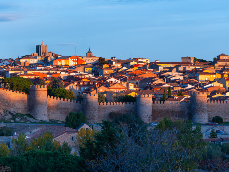 Imagine-se nas muralhas medievais de Castela e Leão.