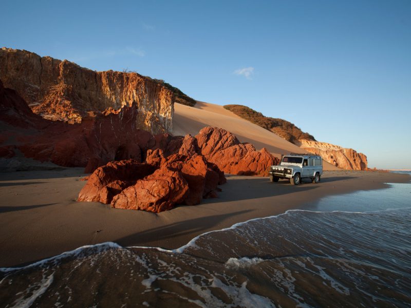 Viva a aventura 4x4 na Ponta Grossa: sinta as dunas selvagens de Icapuí e sinta a emoção do litoral cearense.