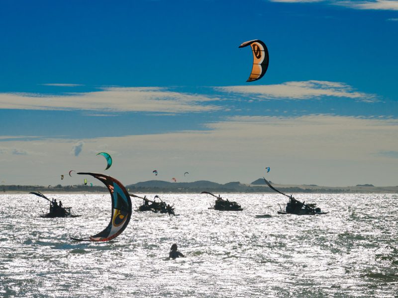 Viva o kitesurf em Cumbuco ao pôr do sol: prove a emoção das ondas e sinta os ventos fortes do Ceará.