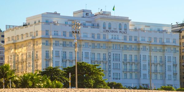 Viva a elegância do Copacabana Palace e sinta o charme histórico do Rio em uma vista deslumbrante.