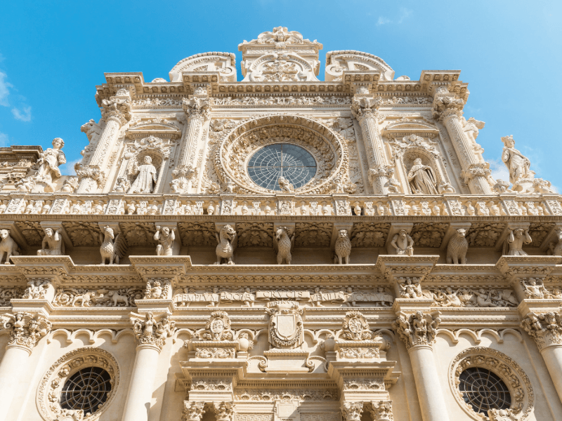 Encante-se com a Basílica de Santa Croce, uma obra-prima barroca.