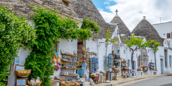 Viva a magia dos trulli, casas de conto de fadas em Alberobello.