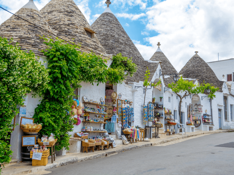 Viva a magia dos trulli, casas de conto de fadas em Alberobello.