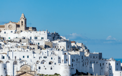 Descubra Ostuni, viva ruas caiadas e charme sob o sol da Puglia!