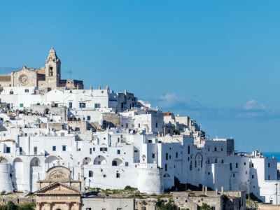 Descubra Ostuni, viva ruas caiadas e charme sob o sol da Puglia!