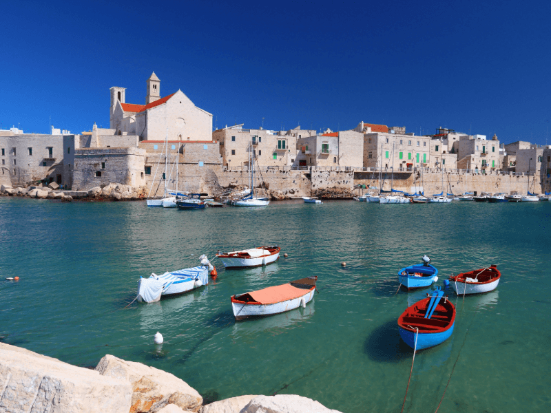 Descubra vistas incríveis e viva o charme das falésias de Polignano a Mare!