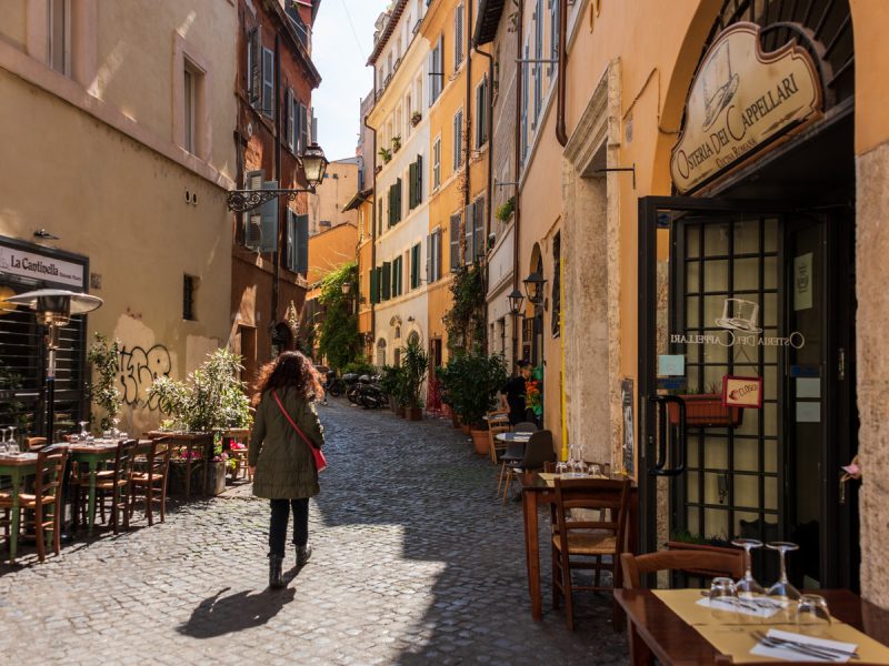 Viva o ritual italiano de sentar, provar e se perder Conhecemos cada viela e cada mesa que vale a pena — sabemos exatamente onde a experiência começa antes do primeiro prato.