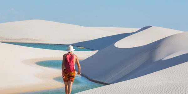 magine-se caminhando entre lagoas e sinta a beleza rara dos Lençóis Maranhenses no coração do Maranhão.