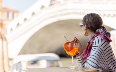 Viva Veneza: sinta o frescor do Aperol Spritz à beira dos canais.