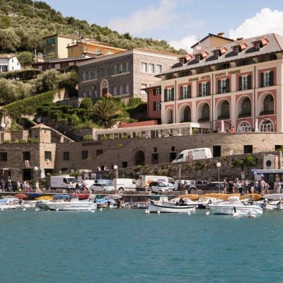 O Grand Hotel Portovenere oferece uma experiência de luxo incomparável na costa da Ligúria, combinando conforto e vistas espetaculares do mar Mediterrâneo.