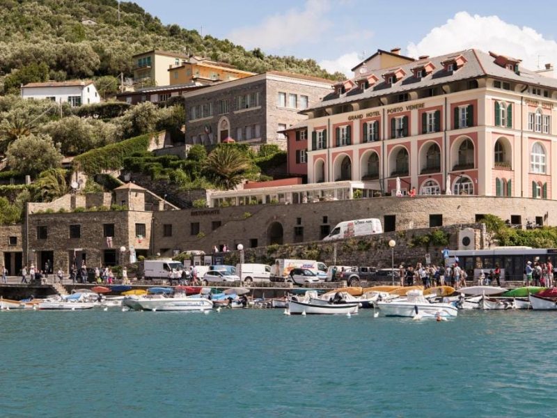 O Grand Hotel Portovenere oferece uma experiência de luxo incomparável na costa da Ligúria, combinando conforto e vistas espetaculares do mar Mediterrâneo.