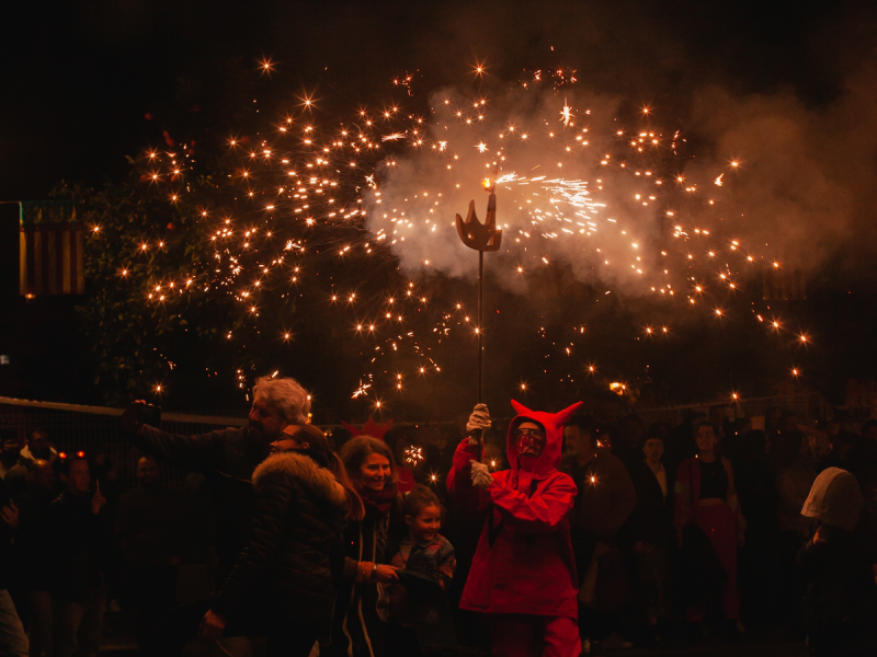 Viva a festa de Sant Antoni com demônios, fogos e faíscas em Valência!