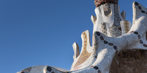 Viva o encanto dos mosaicos de Gaudí em Park Güell, Barcelona.