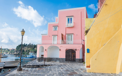 Descubra as ruas coloridas de Procida e viva a magia!