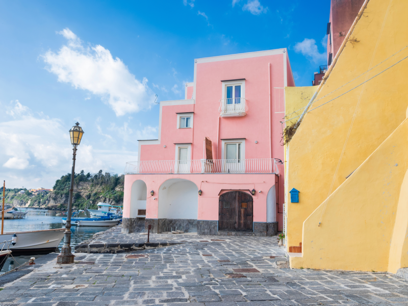 Descubra as ruas coloridas de Procida e viva a magia!